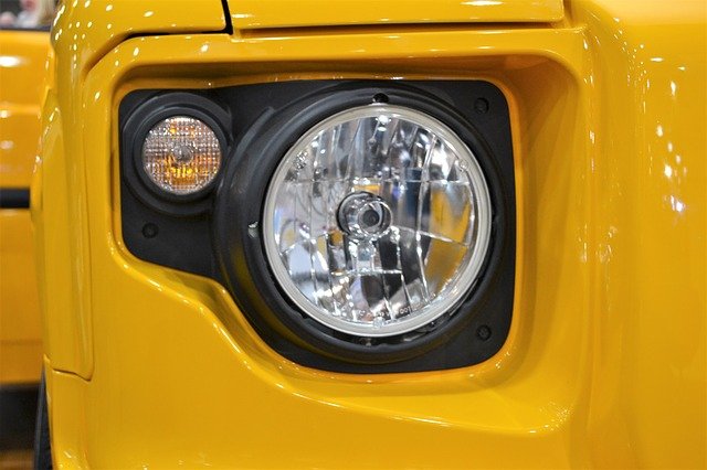 žlutý jeep